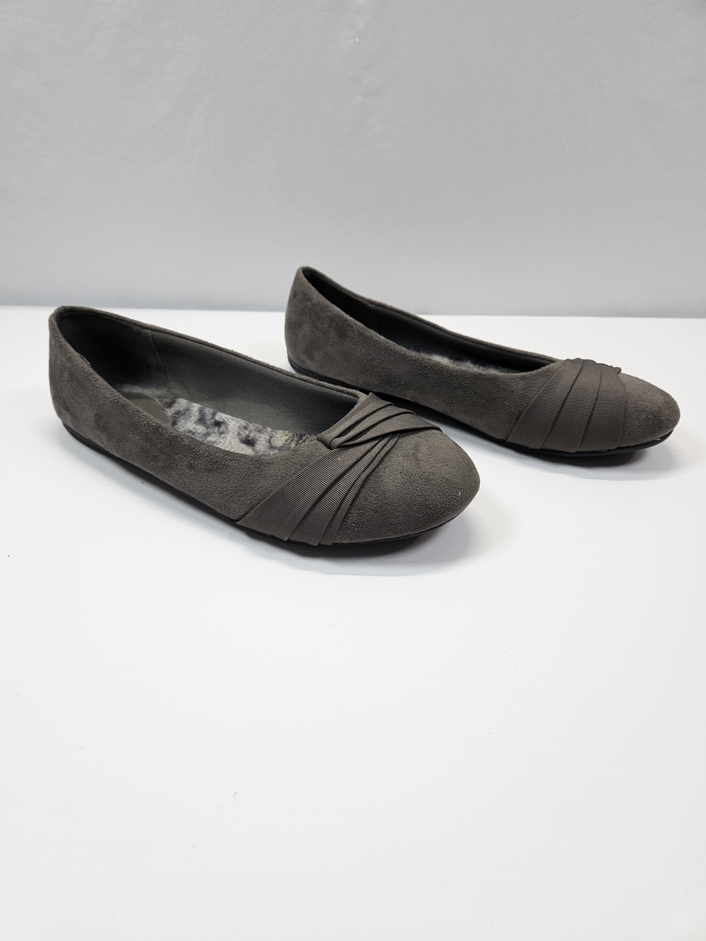 Hot Cakes Andrea Grey Suede Pleated Ballet Flats Size 8.5W Comfort Slip On Shoes